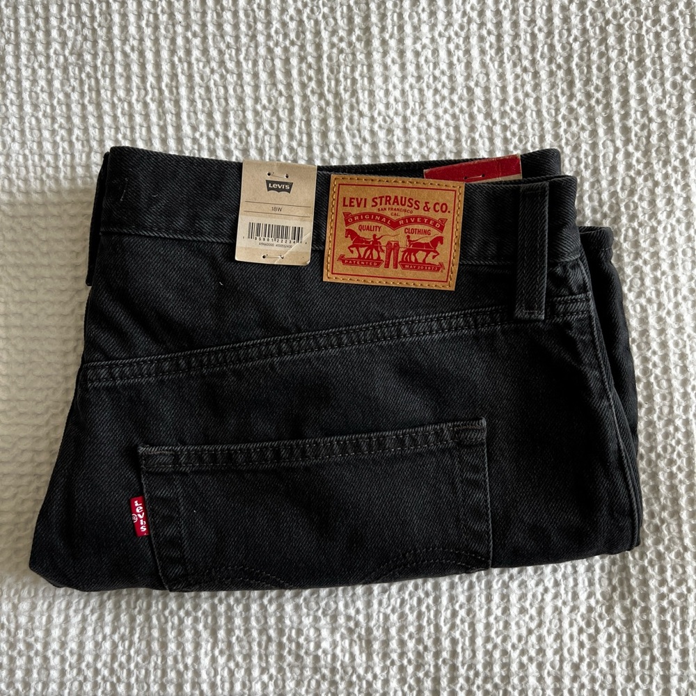 NWT Levi's High Waisted Mom Shorts